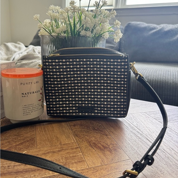 Black and White Woven Crossbody Bag with Textured Design - Picture 1 of 3